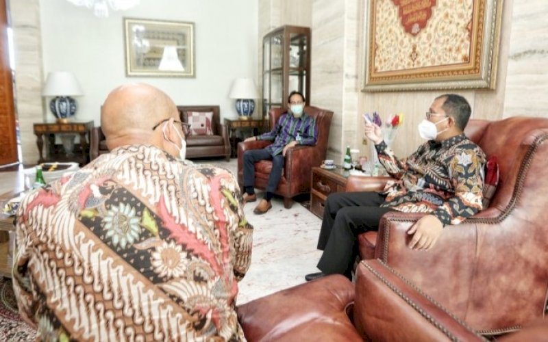 PAMIT. Mantan Deputi Kepala Perwakilan Bank Indonesia Provinsi Sulsel Iwan Setiawan berpamitan kepada Wali Kota Makassar Moh Ramdhan Pomanto, Kamis (26/8/2021). foto: istimewa