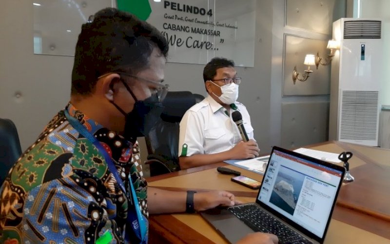 BERI KETERANGAN. Direktur Utama PT Pelindo IV, Prasetyadi (kanan), memberikan keterangan terkait kinerja Semester I 2021 PT Pelindo IV (Persero) dan Integrasi BUMN Operator Pelabuhan di kantornya, Kamis (26/8/2021). foto: doelbeckz/pluz.id