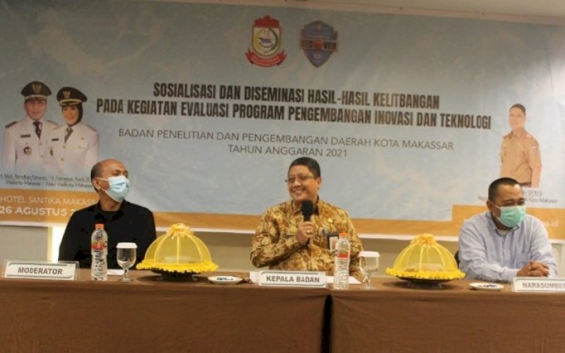 EVALUASI. Kepala Balitbangda Kota Makassar, Andi Bukti Djufrie (tengah), pada kegiatan evaluasi terhadap inovasi-inovasi yang dirancang OPD di Hotel Santika Makassar, Kamis (25/8/2021). foto: istimewa
