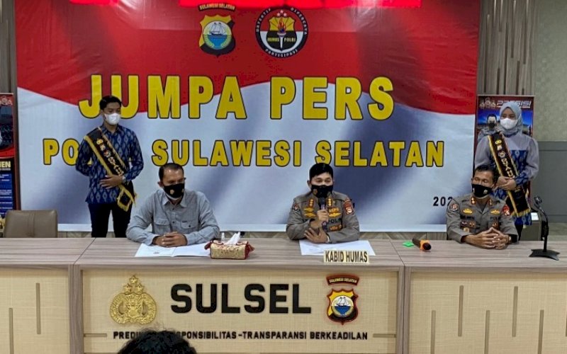 JUMPA PERS. Kabid Humas Polda Sulsel, Kombes Pol E Zulpan (tengah), memimpin jumpa pers Polda Sulsel terkait pengungkapan narkotika jenis sabu sebanyak 40 Kg dan 4.000 butir ekstasi. foto: istimewa