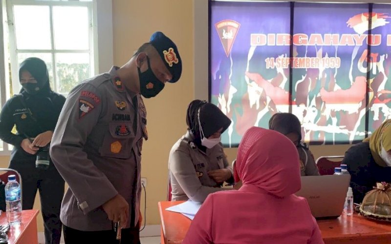 VAKSINASI. Danyon C Pelopor Satbrimob Polda Sulsel, Kompol Nur Ichsan, meninjau pelaksanaan Vaksinasi Presisi Merdeka di Mako Batalyon C Pelopor, Watampone, Kabupaten Bone, Kamis (26/8/2021). foto: istimewa