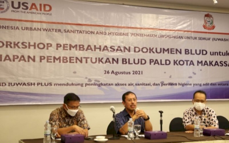 PEMBUKAAN. Sekda Kota Makassar, Muh Ansar (tengah), membuka secara resmi workshop pembahasan dokumentasi BLUD untuk persiapan pembentukan BLUD PALD&nbsp;di Kota Makassar di Hotel Claro Makassar, Kamis (26/8/2021). foto: istimewa