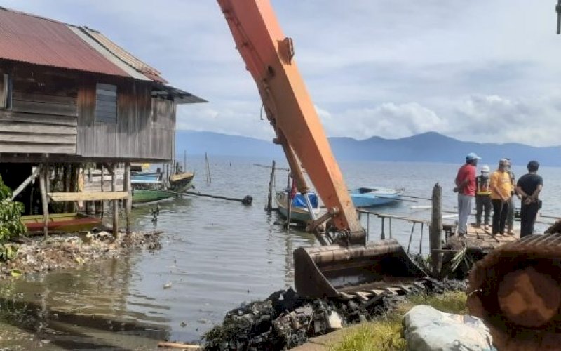PENGERUKAN. Suasana kampanye pengelolaan sampah dan aksi bersih danau di Dermaga Sorowako, Pinggir di Danau Matano, Malili, Luwu Timur, Kamis (26/8/2021). foto: istimewa