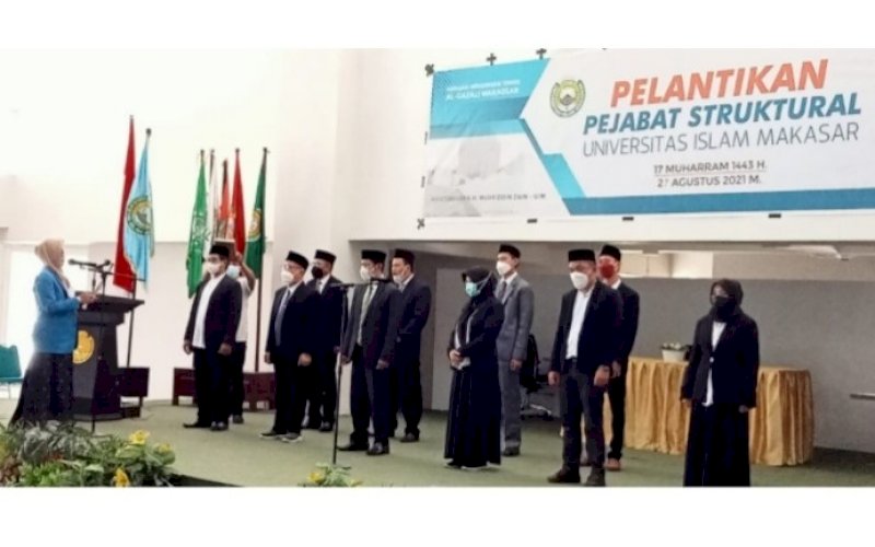 PELANTIKAN. Rektor UIM, DR Ir Hj A Majdah M Zain MSi, melantik Dekan FAI dan Dekan Fisipol di Auditorium KH Muhyiddin Zain UIM, Kota Makassar, Jumat (27/8/2021). foto: istimewa