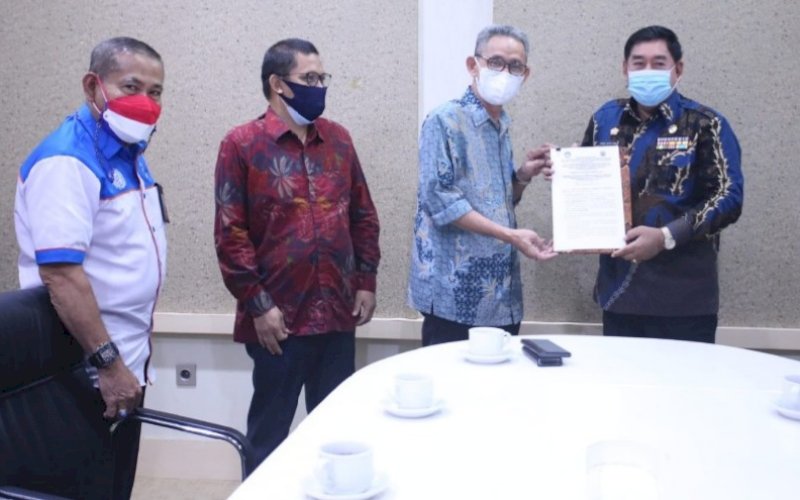 SILATURAHMI. Sekda Provinsi Sulsel Abdul Hayat Gani (kanan) menerima kunjungan silaturahmi Kepala BPPMPV KPTK Prof Dr Irwan bersama rombongan di ruang kerjanya, Jumat (27/8/2021). foto: istimewa