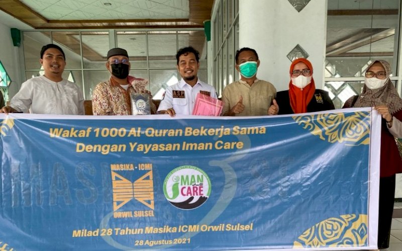PENYERAHAN. Ketua Masika ICMI Sulsel, drg Ardiansyah S Pawinru (tengah), secara simbolis menyerahkan wakaf Al Qur'an kepada pengurus Masjid Jami, Jl Rappokalling Raya, Kecamatan Tallo, Kota Makassar, Sabtu (28/8/2021). foto: istimewa