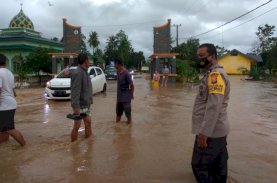 Bone Diguyur Hujan Terus-menerus, Patroli SAR Brimob Sasar Desa Imbau Warga Waspada Banjir