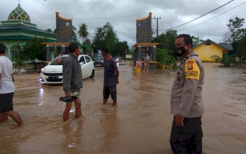 PATROLI. Tim SAR Batalyon C Pelopor Satbrimob Polda Sulsel menggelar patroli pemantauan terhadap lokasi-lokasi yang memiliki tingkat kerawanan tinggi terjadinya banjir, seperti di wilayah Kecamatan Cina, Barebbo, dan Sibulue, Sabtu (28/8/2021). foto: istimewa