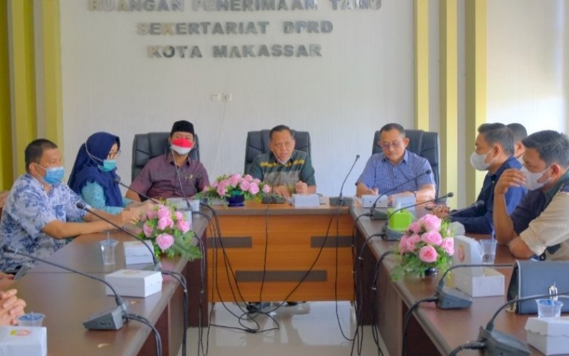 SAMBUTAN. Anggota DPRD Kota Makassar, Abd Azis Namu, menerima kunjungan kerja Banggar DPRD Kabupaten Sidrap di Ruang Penerimaan Tamu Protokol Sekretariat DPRD Makassar, Kamis (26/8/2021). foto: istimewa
