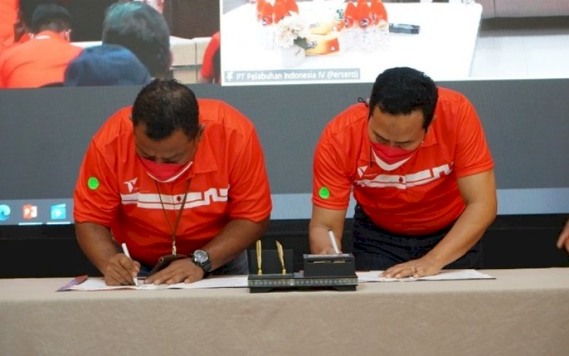 KERJA SAMA. Penandatanganan kerja sama antara General Manager SBU Pelayanan Peti Kemas Moh Subiyan dengan General Manager Cabang Kendari Suparman dan General Manager Cabang Tarakan Darwis di sela-sela penutupan Rapat Kerja II PT Pelindo IV Tahun 2021, Jumat (27/8/2021). foto: istimewa