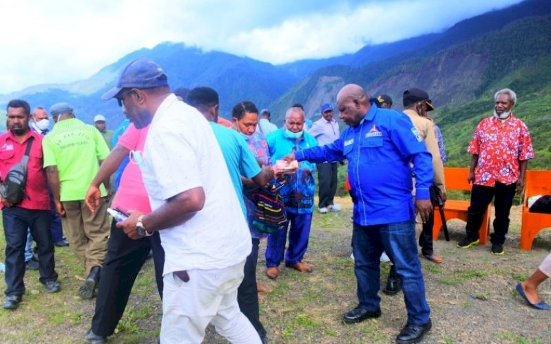 BERI BANTUAN. Ketua DPC Partai Demokrat Kabupaten Tolikara, Usman G Wanimbo, mengunjungi beberapa wilayah guna memberikan dukungan spritual kasih. Salah satunya di Klasis Goyage, Jumat (27/8/2021). foto: istimewa