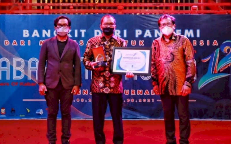 TERIMA PENGHARGAAN. Wali Kota Makassar, Moh Ramdhan Pomanto (tengah), dianugrahkan sebagai kepala daerah inovatif pada perayaan hari ulang tahun Kabar Makassar di Phinisi Point Mall Makassar, Minggu (29/8/2021). foto: istimewa