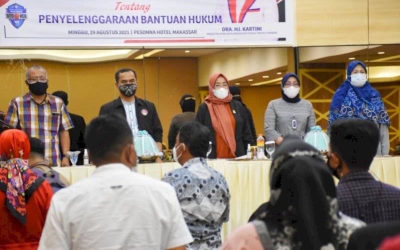 SOSIALISASI PERDA. Anggota DPRD Kota Makassar, Hj Kartini, menggelar sosialisasi Perda Kota Makassar nomor 7 tahun 2015 tentang Penyelenggaraan Bantuan Hukum di Hotel Pesonna Makassar, Minggu (29/8/2021). foto: istimewa