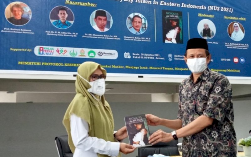 KAJIAN BUKU. Rektor UIM, Dr Ir Hj Majdah M Zain MSi yang juga Direktur NUO Sulsel, pada seminar kajian buku Mosques and Imams: Everyday Islam in Eastern Indonesia (NUS 2021) di Auditorium KH Muhyiddin Zain UIM secara offline dan live melalui Zoom dan YouTube, Senin (30/8/2021). foto: istimewa