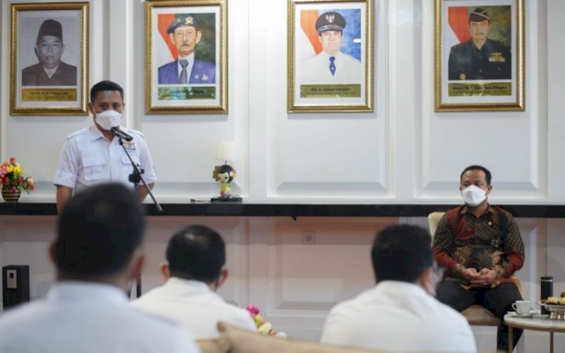 SAMBUTAN. Ketua Kadin Sulsel, Andi Iwan Darmawan Aras, memberikan sambutan pada penyerahan bantuan oksigen medis ke Pemprov Sulsel di Baruga Lounge Kantor Gubernur Sulsel, Senin (30/8/2021). foto: istimewa