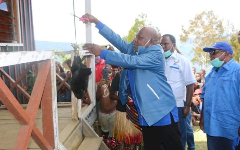 PERESMIAN. Ketua DPC Partai Demokrat Kabupaten Tolikara, Usman G Wanimbo, meresmikan Kantor DPAC Partai Demokrat Distrik Wakuwo, Kabupaten Tolikara, Provinsi Papua, Sabtu (28/8/2021) lalu. foto: istimewa