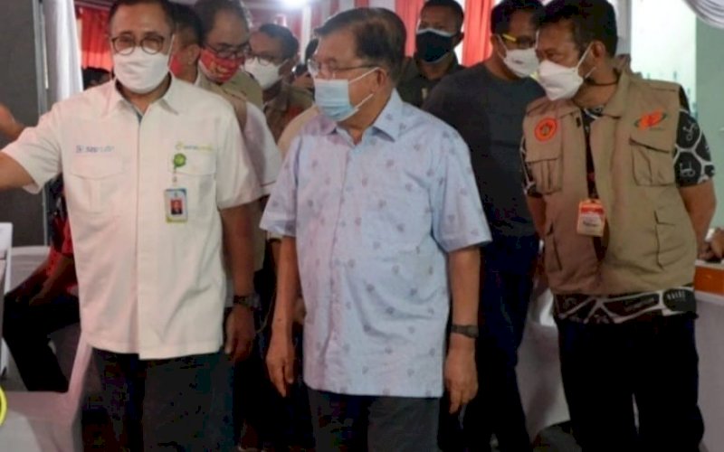 TAMPIL MESRA. Guru Besar Fakultas Kedokteran Unhas Prof dr Abdul Kadir PhD Sp THT-KL(K) menyambut hangat Ketua Umum PMI Jusuf Kalla dan Menteri Pertanian Syahrul Yasin Limpo, saat hadir dalam Vaksinasi Massal IKA Unhas dosis 2 di Jakarta, Minggu (29/8/2021). foto: istimewa
