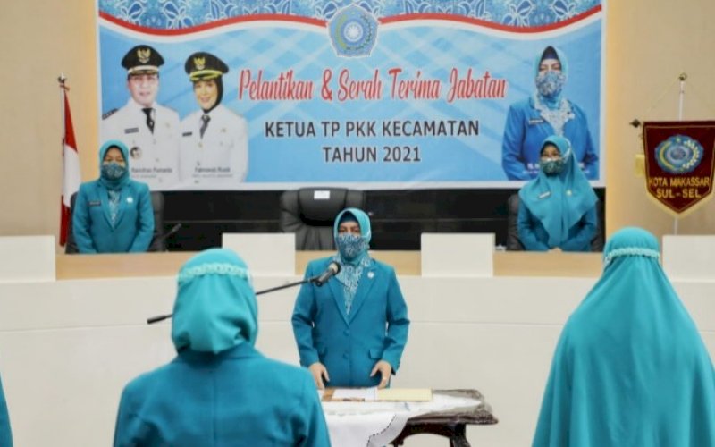 PELANTIKAN. Ketua TP PKK Kota Makassar, Indira Jusuf Ismail, melantik 14 Ketua TP PKK Kecamatan se-Kota Makassar di Ruang Sipakatau Kantor Balai Kota Makassar, Senin (30/8/2021). foto: istimewa