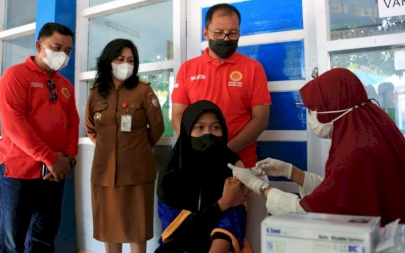 VAKSINASI. Wali Kota Makassar, Moh Ramdhan Pomanto, mengunjungi vaksinasi bagi pelajar di SMPN 24 Makassar, Selasa (31/8/2021). foto: istimewa