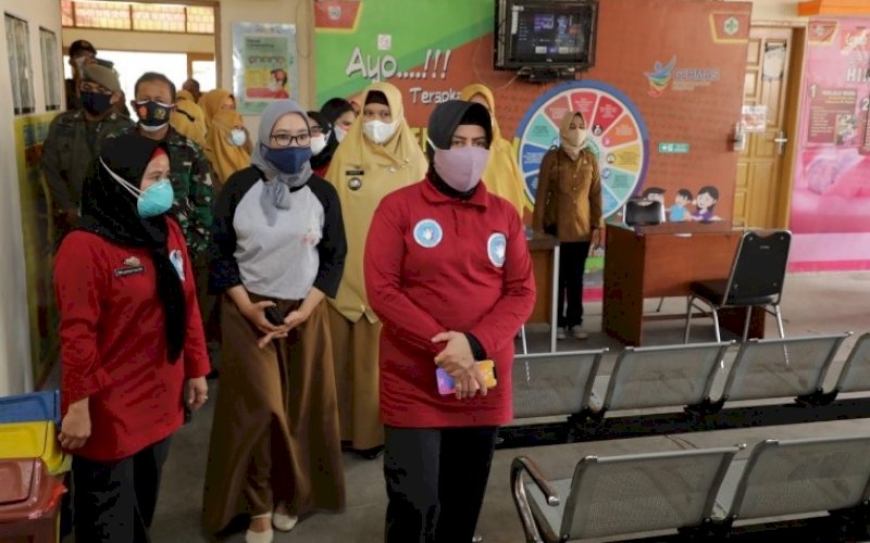 PENINJAUAN. Ketua FMPE TB Kota Makassar, Indira Jusuf Ismail, mengunjungi Puskemas Kaluku Bodoa, Kecamatan Tallo, Kota Makassar, Selasa (31/8/2021). foto: istimewa