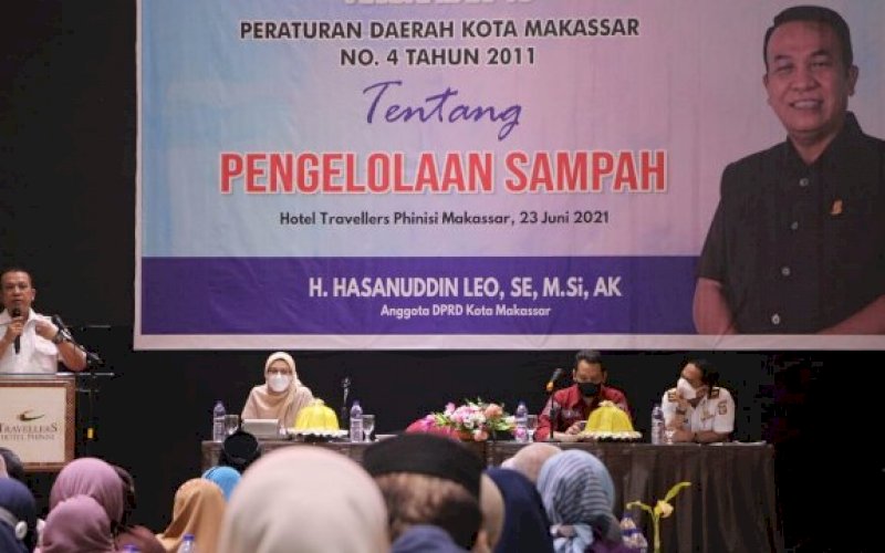 SOSIALISASI PERDA. Anggota DPRD Makassar, Hasanuddin Leo, sosialisasikan Perda Pengelolaan Sampah di Hotel Travelers, Rabu (23/6/2021). foto: istimewa