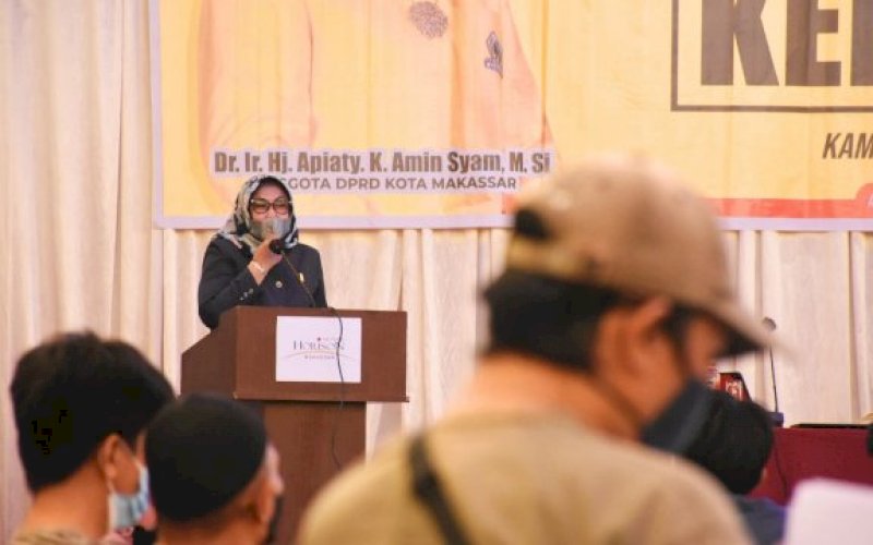 SOSIALISASI PERDA. Anggota DPRD Makassar, Apiaty Amin Syam sosialisasikan Perda Kepemudaan di Horizon Makassar Kamis (24/6/2021). foto: istimewa