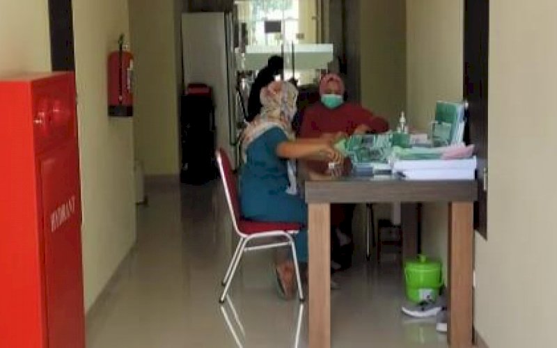 BERJAGA. Tenaga kesehatan berjaga di Fasilitas Isolasi Terintegrasi (FIT) yang disediakan Pemprov Sulsel di Asrama Haji Sudiang, Makassar. foto: istimewa