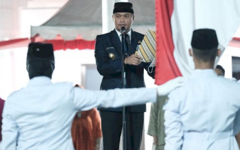 PENGUKUHAN. Bupati Gowa, Adnan Purichta Ichsan, mengukuhkan Paskibraka Tingkat Kabupaten Gowa Tahun 2021 di Lapangan Upacara Kantor Bupati Gowa, Minggu (15/8/2021) malam. foto: istimewa
