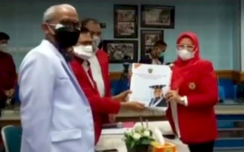 MENDAFTAR. Sekretaris Eksekutif Wali Amanat Mahasiswa Unhas Makassar, Prof Dr Indrianty Sudirman SE MSi CRMP CRGP, resmi mendaftar sebagai bakal calon Rektor Unhas untuk periode 2022-2026, Kamis (19/8/2021). foto: istimewa