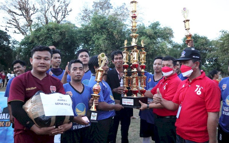 JUARA. Tim Juku Eja FC berhasil menjadi juara kejuaraan sepak bola Piala Ketua DPRD Kota Makassar. foto: istimewa