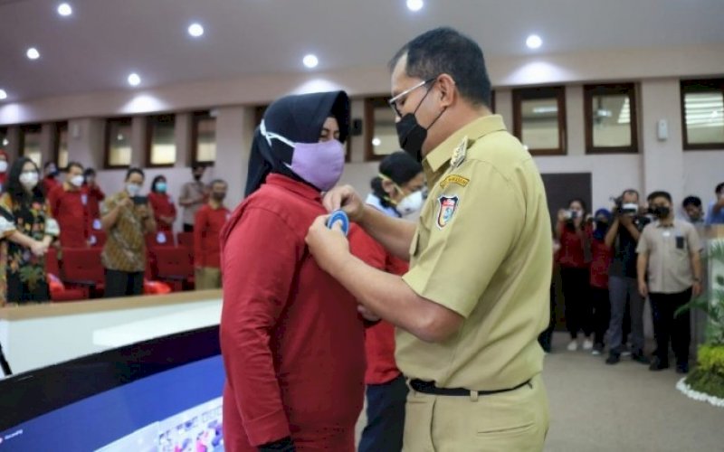 PENGUKUHAN. Wali Kota Makassar Moh Ramdhan Pomanto mengukuhkan Indira Jusuf Ismail sebagai Ketua FMPE TB Kota Makassar di Ruang Sipakatau Kantor Balai Kota Makassar, Selasa (31/8/2021). foto: istimewa