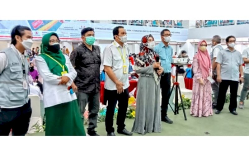 SAMBUTAN. Rektor UIM, DR Ir Hj Andi Majdah M Zain MSi, memberikan sambutan pada penerimaan mahasiswa baru dengan melaksanakan vaksinasi massal di Auditorium DR KH Muhyiddin Zain UIM, 1-3 September 2021. foto: istimewa