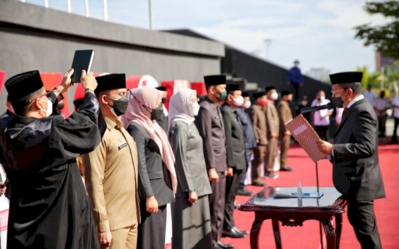 PELANTIKAN. Wali Kota Makassar, Moh Ramdhan Pomanto, melantik 47 pejabat administrator lingkup Pemkot Makassar di Anjungan Pantai Losari Makassar, Rabu (1/9/2021). foto: istimewa