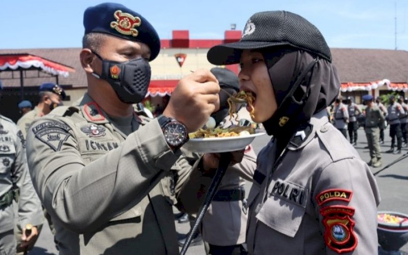 PENYAMBUTAN. Komandan Batalyon Danyon C Pelopor Satbrimob Polda Sulsel, Kompol Nur Ichsan, melakukan prosesi tradisi penerimaan bintara remaja Satuan Brimob Polda Sulsel di Lapangan Apel Mako Satbrimob Brimob Polda Sulsel, Jl KS Tubun, Kecamatan Mariso, Kota Makassar, Rabu (1/9/2021). foto: istimewa