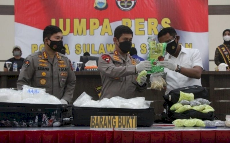 BARANG BUKTI. Kapolda Sulsel, Irjen Pol Merdisyam, memperlihatkan barang bukti narkotika yang berhasil diamankan saat memimpin Jumpa Pers Polda Sulsel di Mapolda Sulsel, Selasa (31/8/2021). foto: istimewa