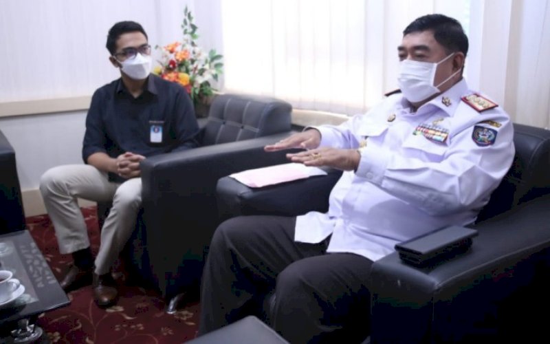 BAHAS PON. Sekda Provinsi Sulsel sekaligus Ketua Satgas PON Sulsel Abdul Hayat Gani menerima GM Garuda Makassar Tedy membahas persiapan keberangkatan kontingen atlet Sulsel ke PON XX Papua 2021 di Ruang Kerjanya, Rabu (1/9/2021). foto: istimewa