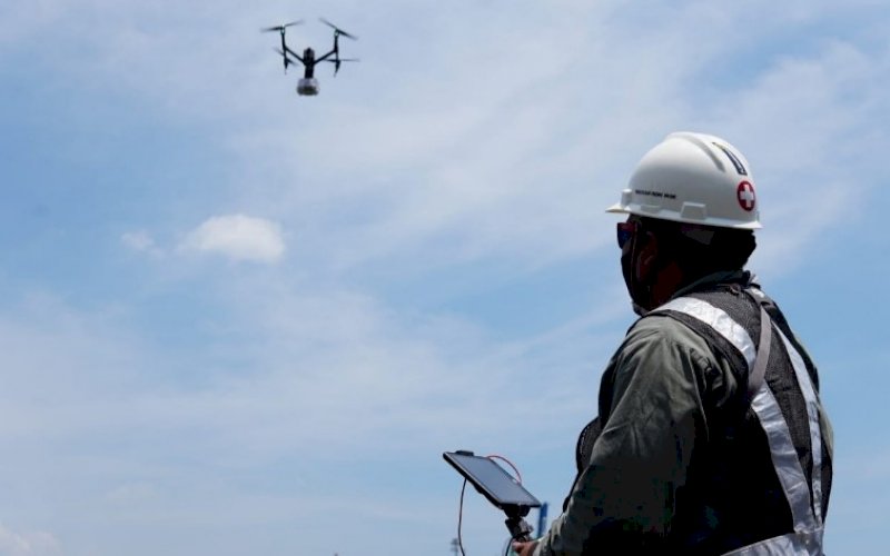 GUNAKAN DRONE. Tim Makassar Recover menggunakan keterampilan udara 'Drone' untuk membantu memberikan layanan antar obat-obatan kepada pasien Covid-19 di Isolasi Apung Terpadu yang menggunakan KM Umsini. foto: istimewa