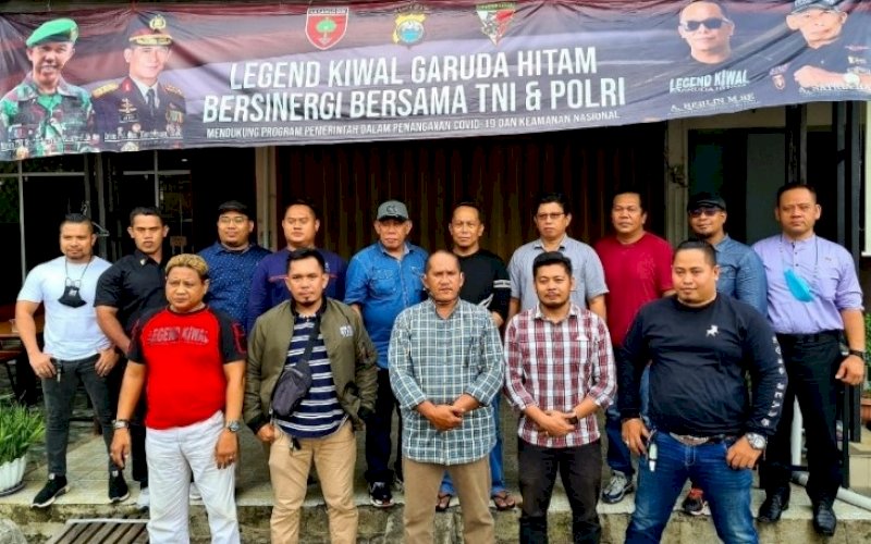 KONSOLIDASI. Dewan pendiri, dewan pengurus, organisasi sayap, dan anggota Legend Kiwal Garuda Hitam melakukan konsolidasi di Sekretariat Legend Kiwal Garuda Hitam di Ruko Kompleks Perumahan Lili Makassar, Kamis (2/9/2021). foto: istimewa