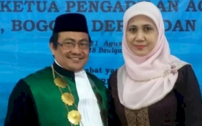 Dr H Andi Akram SH MH bersama istri. foto: istimewa