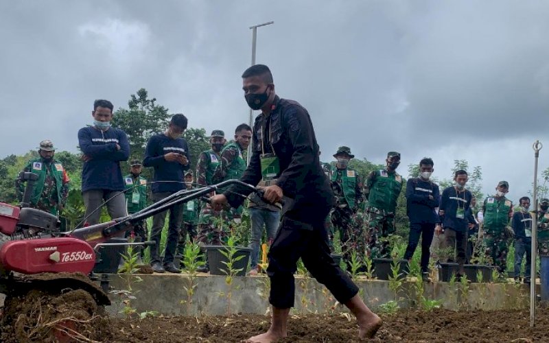 PRAKTIK P2L. Personel Batalyon C Pelopor Satbrimob Polda Sulsel mengikuti praktik pelatihan peningkatan kapasitas SDM pada Daerah Rawan Pangan Prioritas I dan II melalui Program P2L di Istana Sayur, Desa Lampoko, Kecamatan Barebbo, Kabupaten Bone, Jumat (3/9/2021). foto: istimewa