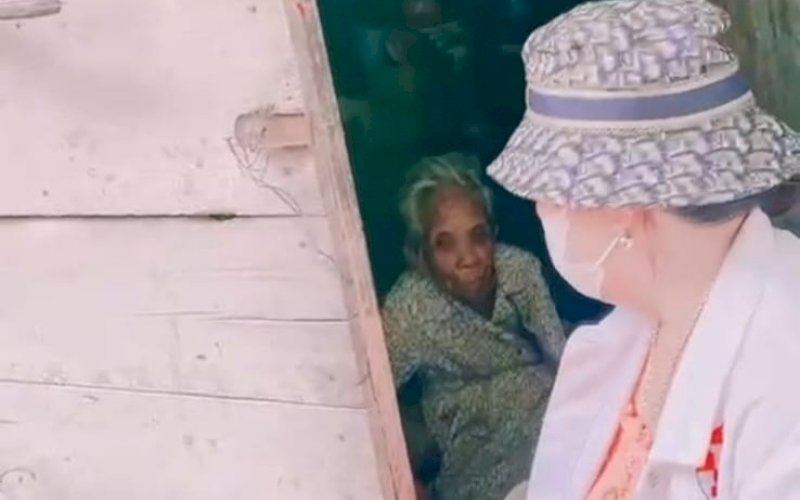 SYF PEDULI. Koordinator Bravo 5 Wilayah Sulawesi Hj Asyfa M Br Ginting Manik (SYF) menyambangi salah satu warga miskin Mama Buan di Jl Pelita III, Kota Makassar, Jumat (4/9/2021). foto: istimewa