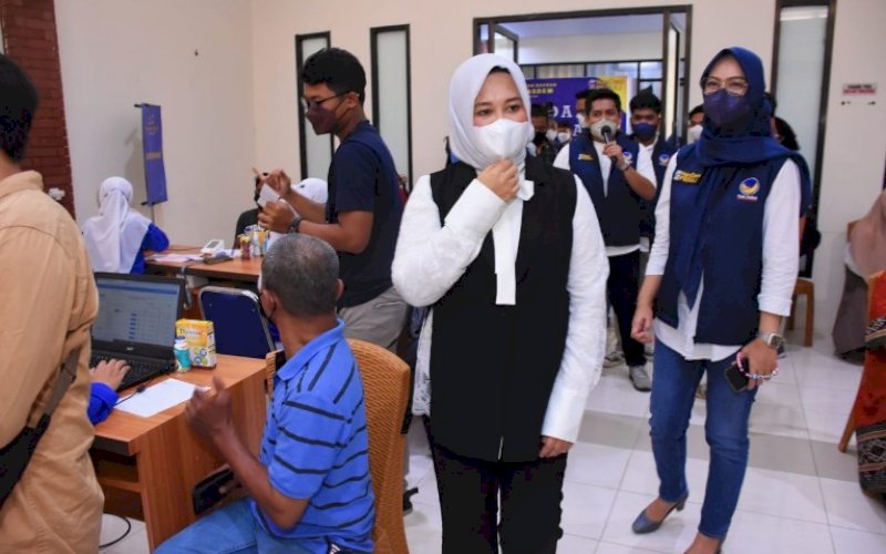 VAKSINASI. Ketua Nasdem Makassar Andi Rachmatika Dewi mendampingi Wakil Wali Kota Makassar Fatmawati Rusdi saat meninjau vaksinasi massal di halaman Kantor DPD Nasdem Makassar, Jl AP Pettarani, Sabtu (4/9/2021). foto: istimewa