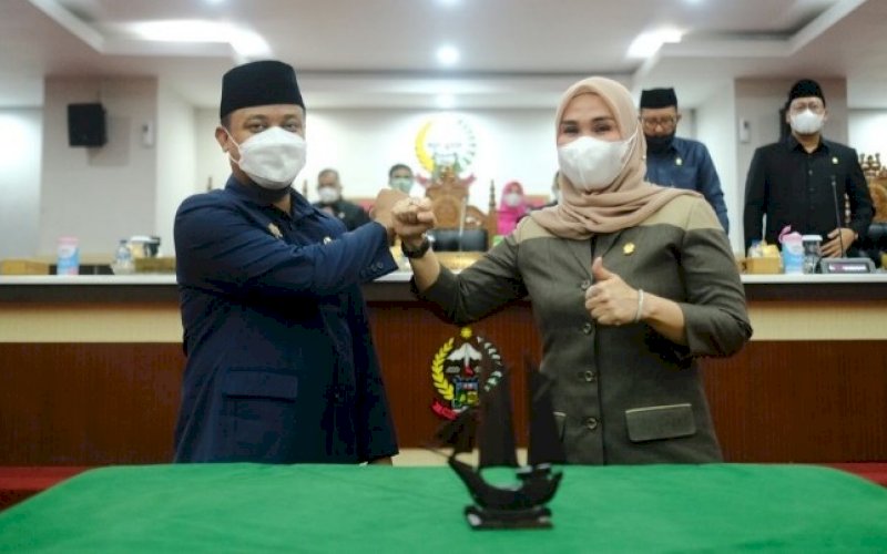 RAPAT PARIPURNA. Plt Gubernur Sulsel Andi Sudirman Sulaiman bersama Ketua DPRD Provinsi Sulsel Andi Ina Kartika Sari pada rapat paripurna di Kantor di DPRD Sulsel, Jumat (3/9/2021). foto: istimewa