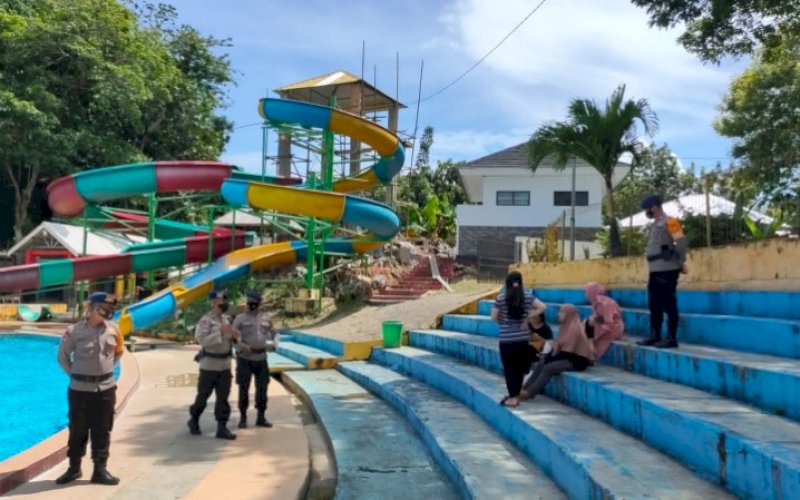 PATROLI. Personel Batalyon C Pelopor Satbrimob Polda Sulsel menggelar patroli pemantauan situasi pada beberapa objek wisata yang ada di sekitar Kota Watampone, Minggu (5/9/2021). foto: istimewa