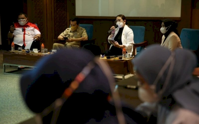 KONSULTASI PUBLIK. Anggota DPRD Provinsi Sulsel dari Fraksi Golkar, Debbie Purnama Rusdin, melakukan Konsultasi Publik Ranperda tentang Pengendalian Sampah Regional yang berlangsung di Four Points By Sheraton Makassar, Senin (6/9/2021). foto: istimewa