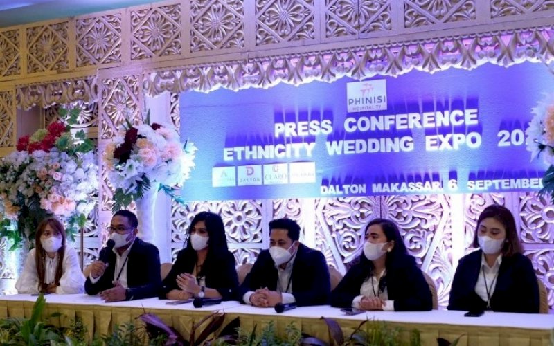 BERI KETERANGAN. Manajemen Phinisi Hospitality Indonesia menggelar konferensi pers Wedding Expo Dalton Makassar di The Lounge Dalton Makassar, Senin (6/9/2021). Wedding Expo Dalton Makassar bertema Ethnicity, berlangsung 10-12 September 2021 mendatang. foto: istimewa