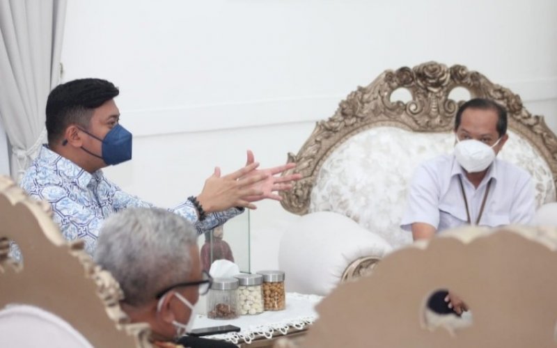 PERTEMUAN. Bupati Gowa Adnan Purichta Ichsan (kiri) menerima kunjungan perwakilan Balai Prasarana Permukiman Wilayah Sulsel di rumah jabatannya, Senin (6/9/2021). foto: istimewa