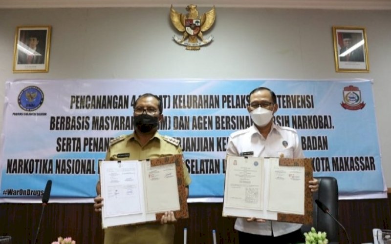 KERJA SAMA. Wali Kota Makassar Moh Ramdhan Pomanto (kiri) bersama Kepala BNN Provinsi Sulsel Brigjen Pol Drs Ghiri Prawijaya melakukan penandatanganan perjanjian kerja sama terkait pencegahan, pemberantasan, penyalahgunaan peredaran gelap narkotika dan prekursor narkotika di Kantor BNN Provinsi Sulsel, Jl Manunggal, Kota Makassar, Selasa (7/9/2021). foro: istimewa