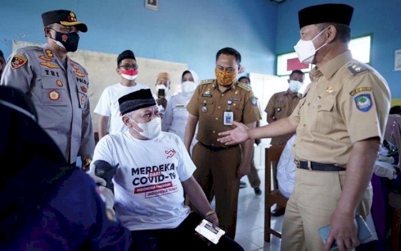 VAKSINASI. Wakil Bupati Gowa, H Abd Rauf Malaganni, meninjau pelaksanaan Vaksinasi Merdeka di Masjid Agung Syekh Yusuf dan Pondok Pesantren (Ponpes) Bahrul Ulum di Kecamatan Pallangga, Selasa (7/9/2021). foto: istimewa