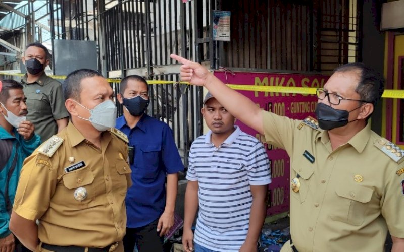 KUNJUNGAN. Wali Kota Makassar, Moh Ramdhan Pomanto, mengunjungi kebakaran yang menimpa deretan kios depan GOR Sudiang, Kecamatan Biringkanaya, Kota Makassar, Selasa (7/9/2021). foto: istimewa